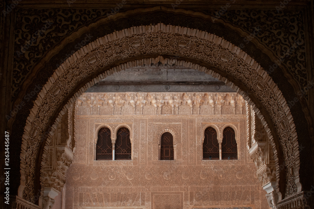 Obraz premium Detail of the ornate, Moorish, Islamic art and architecture inside the Alhambra Palace, Granada, Spain.