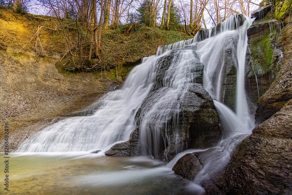 Fototapeta premium Der Junginger Wasserfall an der Starzel zwischen Schlatt und Jungingen im Killertal auf der Schwäbischen Alb in Baden-Württemberg.