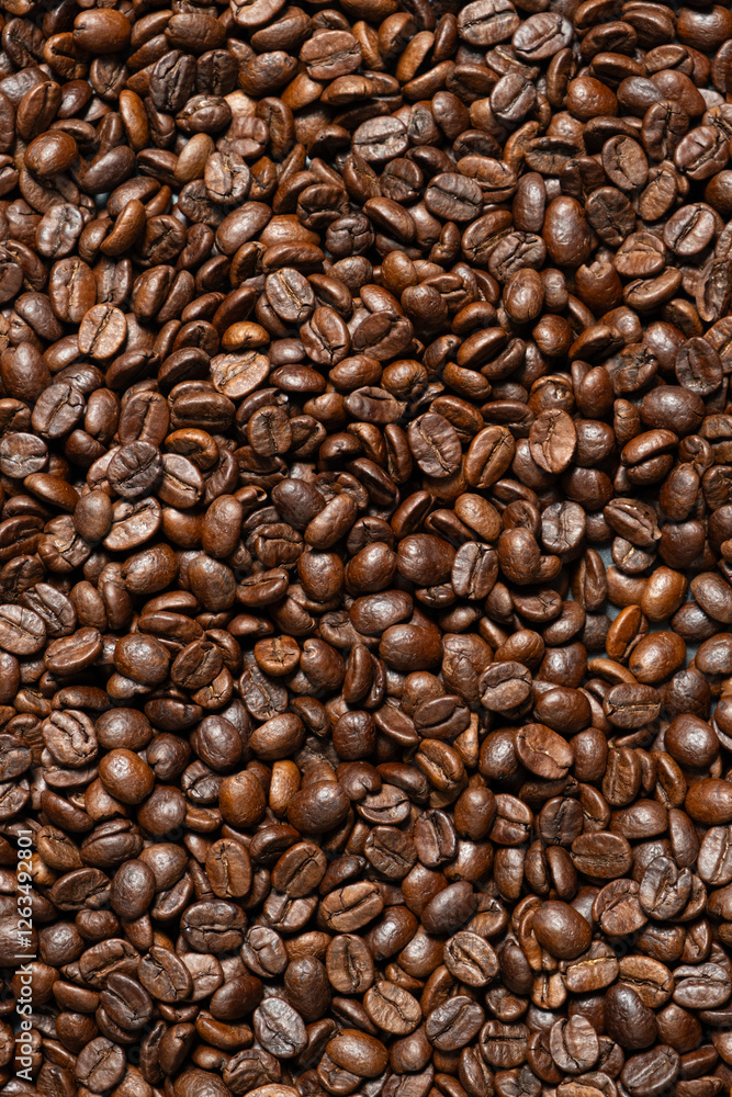 Fototapeta premium Roasted coffee beans close up texture pattern