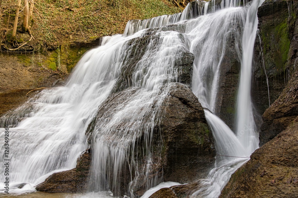 Fototapeta premium Der Junginger Wasserfall an der Starzel zwischen Schlatt und Jungingen im Killertal auf der Schwäbischen Alb in Baden-Württemberg.