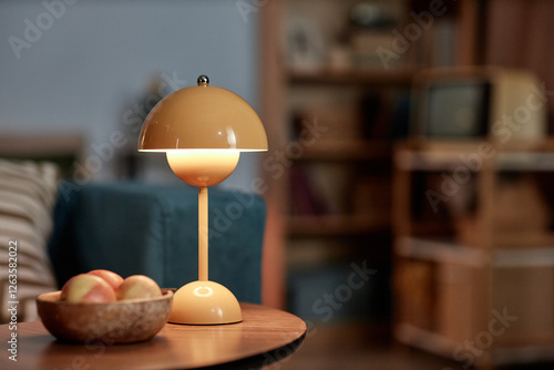 Foto Still life shot of lit lamp glowing with warm comforting light placed on tea tab