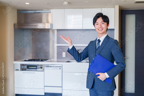 Foto 中古マンションの案内をする不動産会社の男性スタッフ