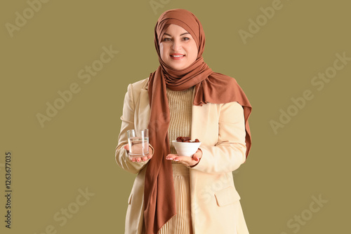Mature Muslim woman with da...