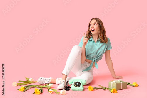 Young woman with retro tele...