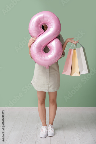 Young woman with shopping b...