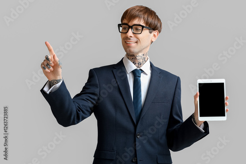 Young businessman with tabl...