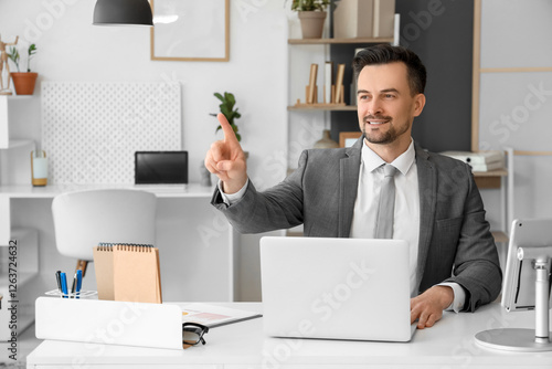 Young businessman using vir...