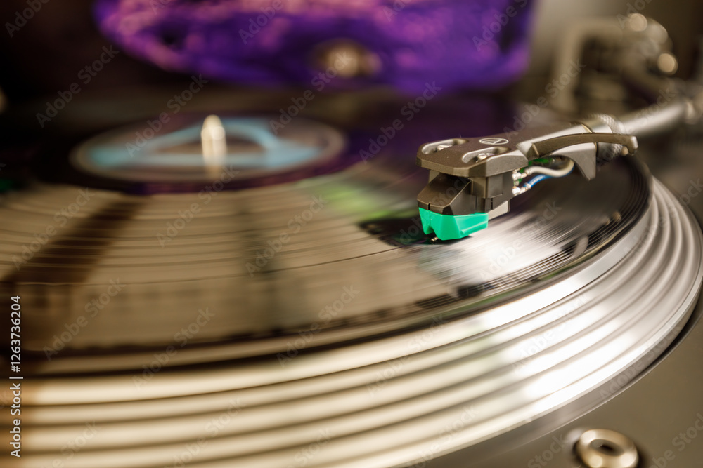 Giradischi, vista sulla testina. Disco musicale in vinile di colore nero.