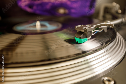 Obraz na płótnie Giradischi, vista sulla testina. Disco musicale in vinile di colore nero. w salonie