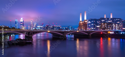 Fotografia Grosvenor Bridge and illuminated Battersea power station in London
