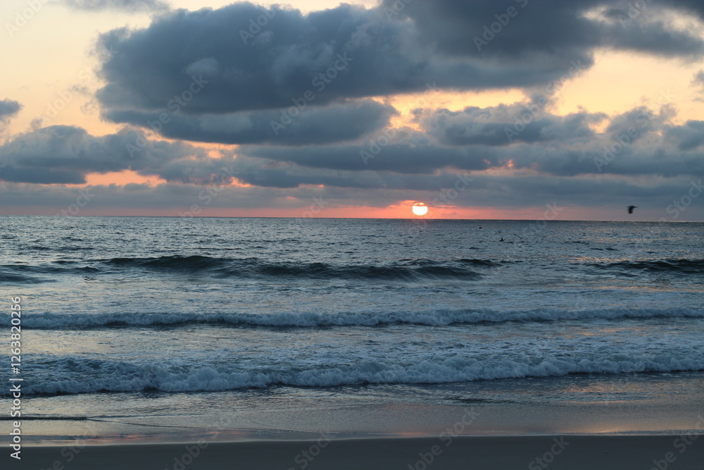 Obraz premium cloudy sunset on the beach