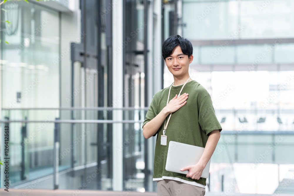 オフィスで働く若いエンジニアの男性 撮影協力:スカパー東京メディアセンター オフィスで働く若いエンジニアの男性 撮影協力:スカパー東京メディアセンター