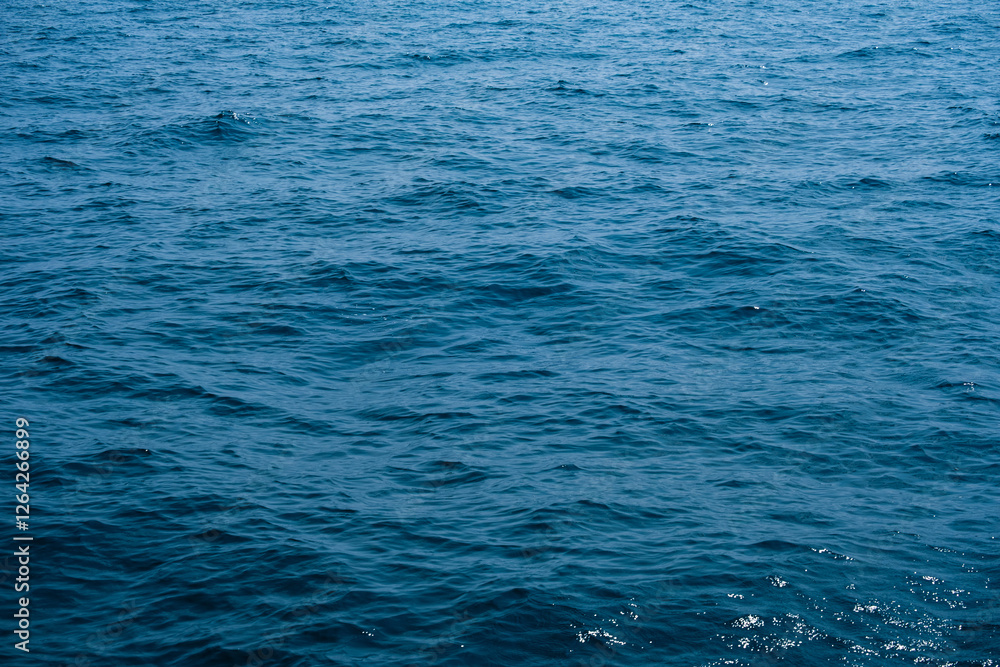 Naklejka premium Nature of the ocean and blue sky Summer with sunshine, sandy beaches, clear blue waters sparkling against the blue sky. on an island with good ecology and environment Background for summer vacation