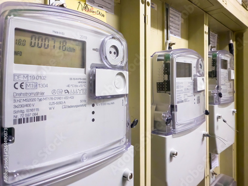 Eine Reihe mit digitalen Stromzählern in einem Zählerschrank