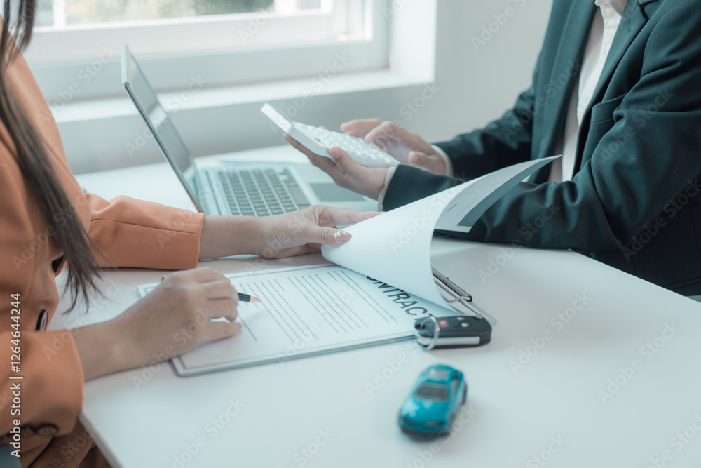 Obraz premium Car brokers help customers and explain car contact details. Car keys, signing car insurance documents or rental papers Writing your signature on a contract or agreement
