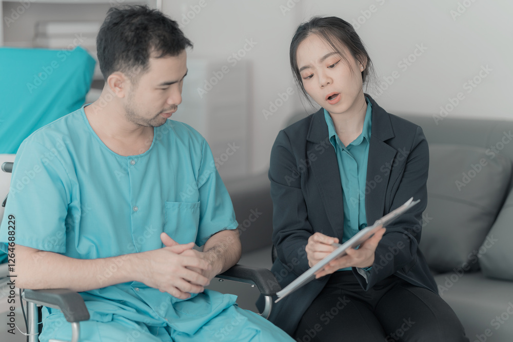 Obraz premium person, advice, doctor, hospital, patient, support, male, chart, clinic, consulting, conversation, couch, discussion, disease, expertise, females, help, horizontal, illness, lifestyles, mature, medici
