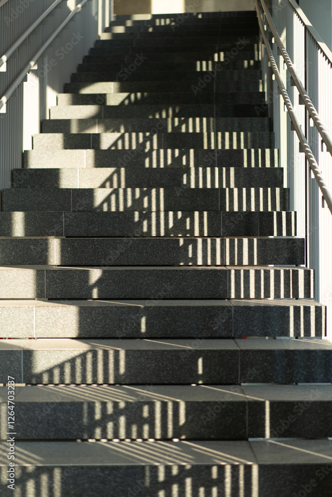 Obraz premium 光と影が幾何学的な模様を織りなす階段