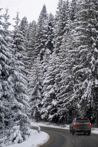 Obraz na płótnie Car on Snowy Mountain Road w salonie