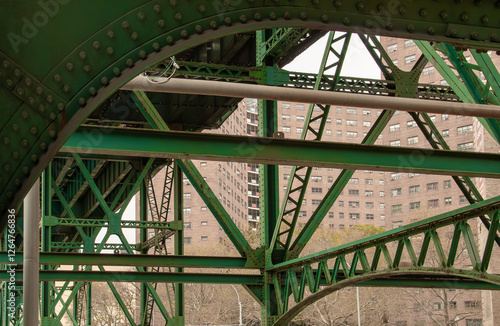 Detalles de unas vigas metálicas en Harlem, New York. Vigas metálicas de sujeción de los raíles del metro en el puente sobre Broadway con W 125th St.