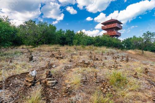 Von Touristen aufgetürmte Steinmännchen auf dem Gipfelplateau des Őrtorony-kilátó, einem Vulkanberg am Rand des Plattensees, Ungarn photo