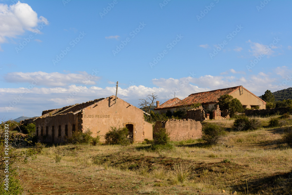 VIEJA ESTACIÓN DE FERROCARRIL DE OJOS NEGROS. TERUEL. ESPAÑA VIEJA ESTACIÓN DE FERROCARRIL DE OJOS NEGROS. TERUEL. ESPAÑA