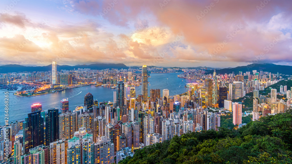 Obraz premium Hong Kong cityscapse and traffic at sunset.