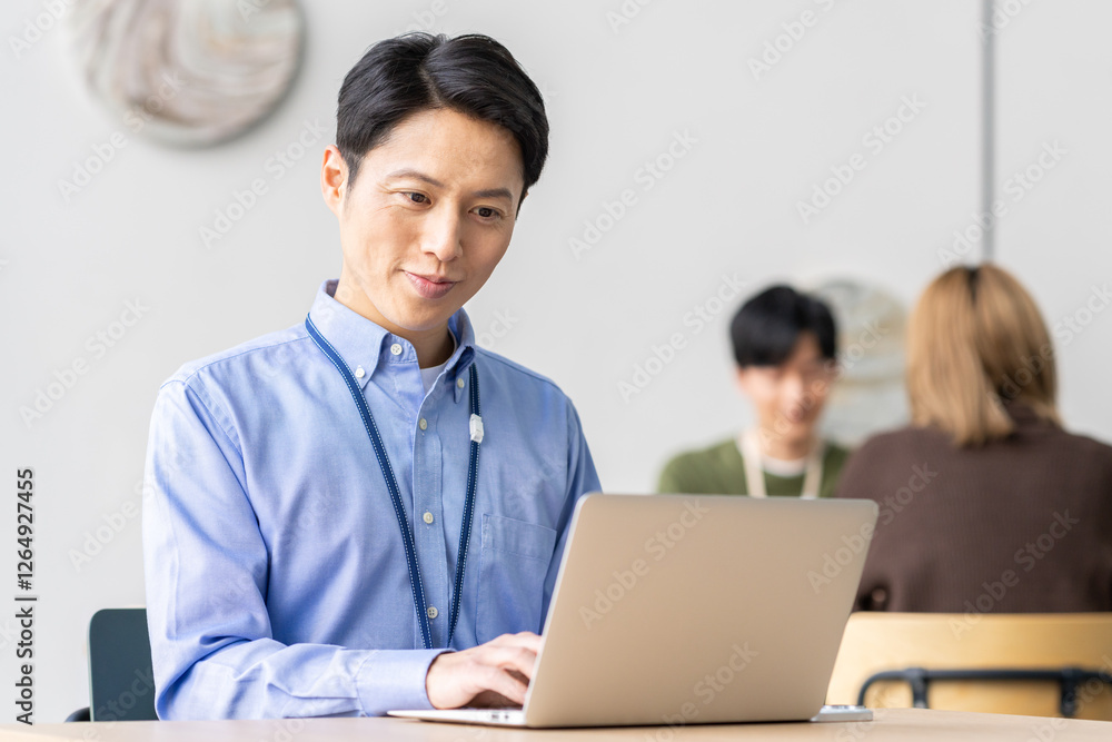 オフィスで働くビジネスマン　撮影協力:スカパー東京メディアセンター