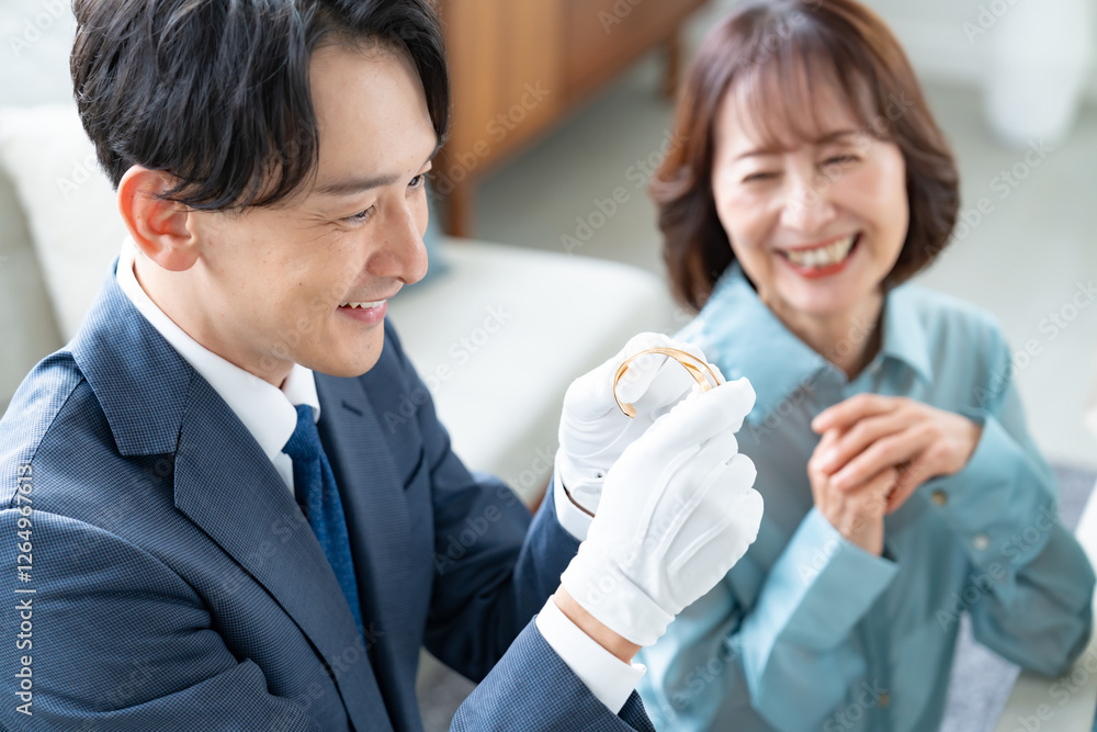 Fototapeta premium 笑顔で査定をするスーツを着た男性