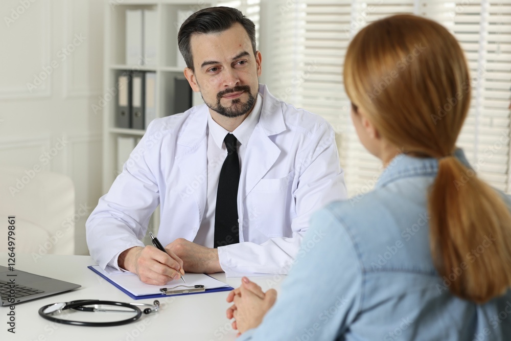 Obraz premium Woman having appointment with cardiologist in clinic