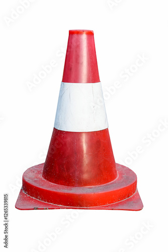 Ein Verkehrskegel auf dem Asphalt.
