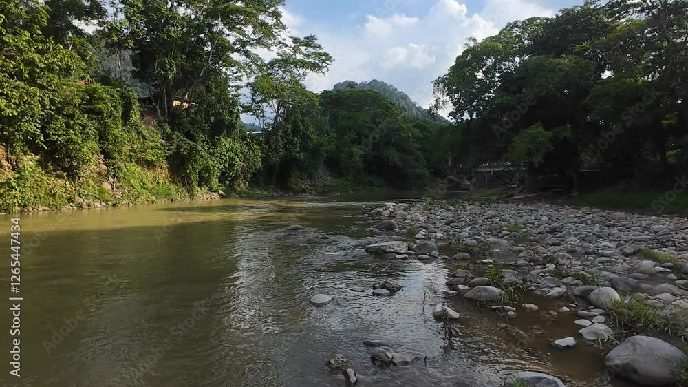 Sobrevuelo de un rio con un Drone FPV en Teapa, Tabasco Sobrevuelo de un rio con un Drone FPV en Teapa, Tabasco