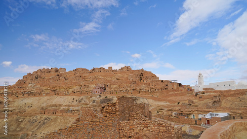 Ksar Chenini,governatorato di Tataouine, Tunisia, resti del tipico villaggio fortificato Berbero composto da granai e abitazioni costruiti all'interno di un muro di cinta difensivo.Tatoaine, Tunisia photo