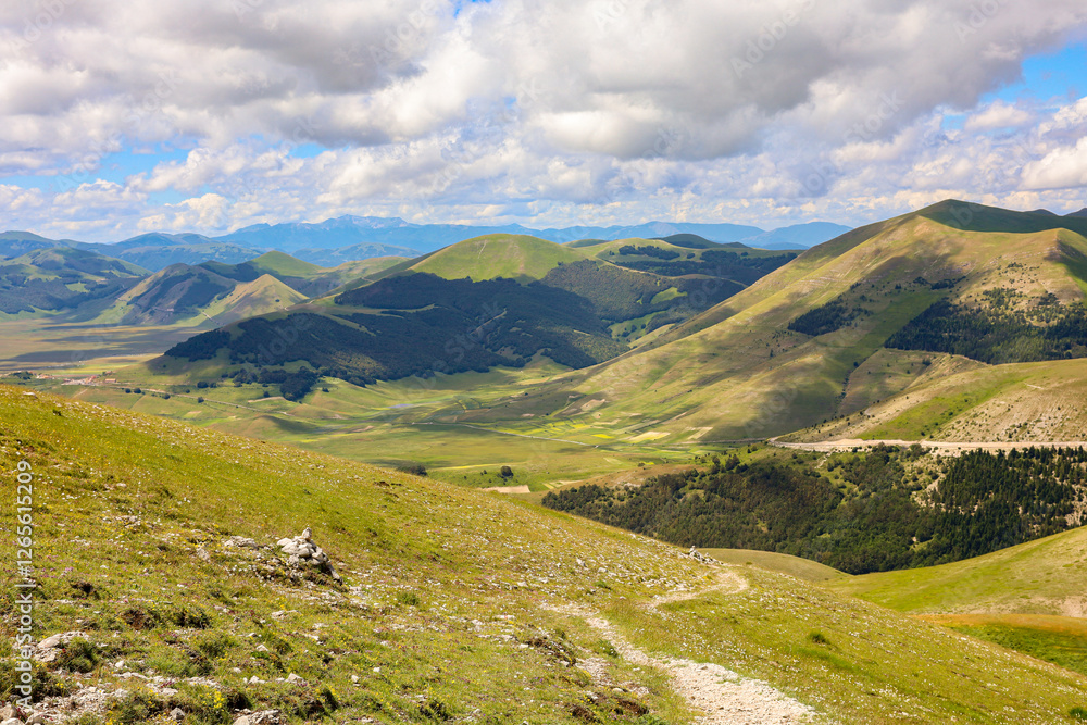 Paesaggio del Parco Nazionale dei Monti Sibillini, tra Marche e Umbria, in una soleggiata giornata di inzio estate, Italia Paesaggio del Parco Nazionale dei Monti Sibillini, tra Marche e Umbria, in una soleggiata giornata di inzio estate, Italia