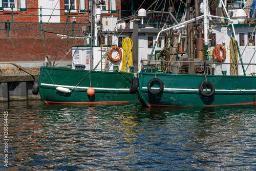 Kleine Fischkutter liegen im Hafen vor Anker