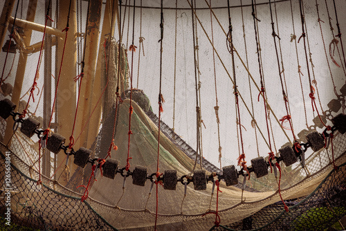 Fischernetze und Masten auf einem Fischerboot