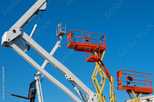 Esposizione montacarichi.