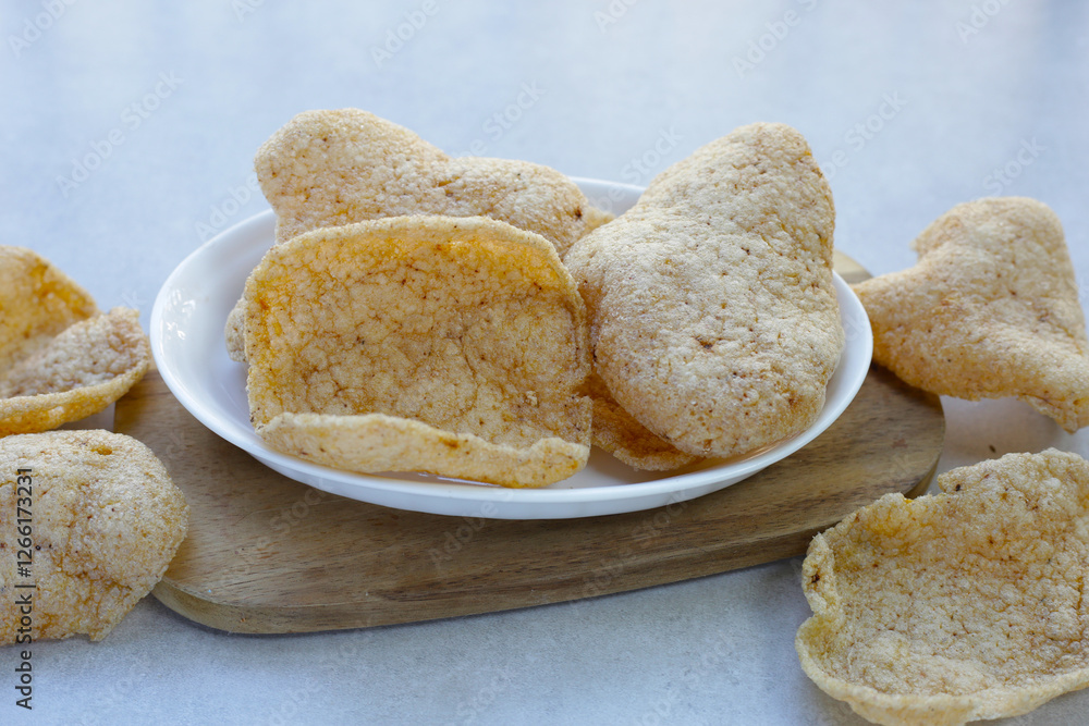 Naklejka premium Fish cracker, fried fish chip snack