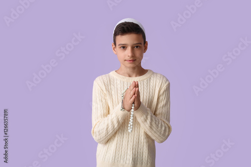 Little Muslim boy with pray...