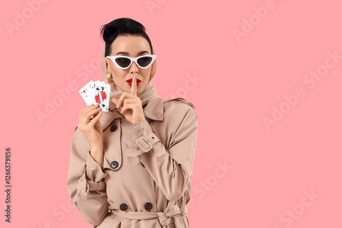 Young pin-up woman in sungl...