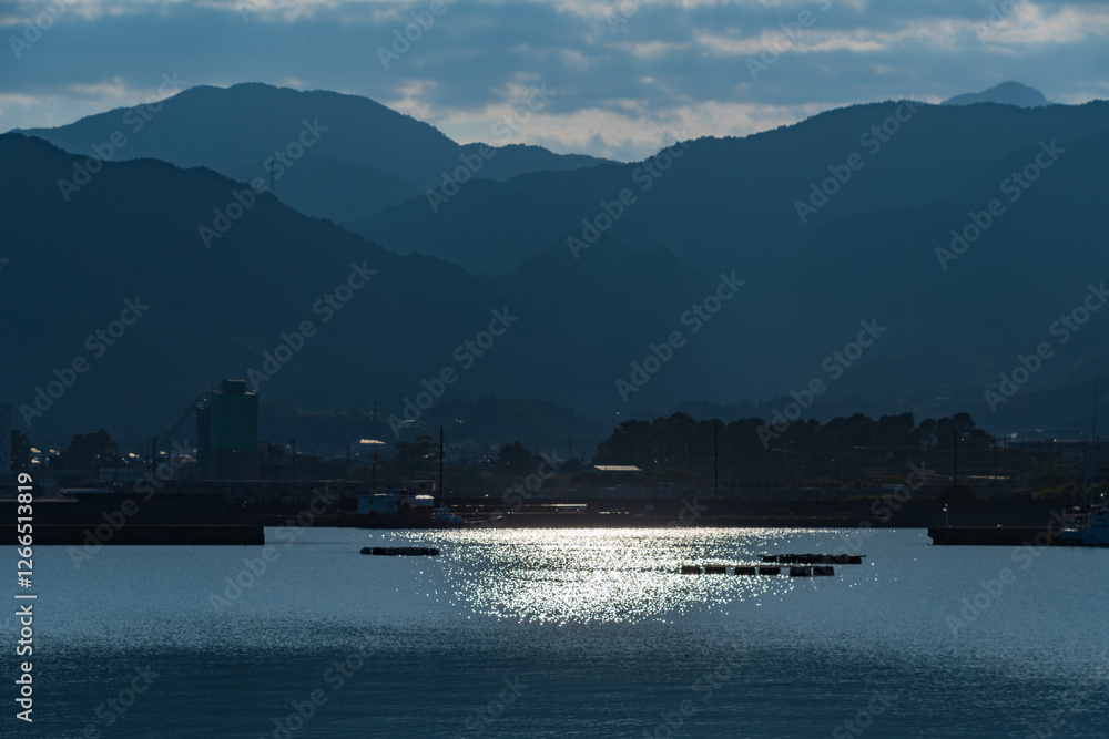 Naklejka premium 和歌山県新宮市三輪崎漁港から望む熊野灘と山並み