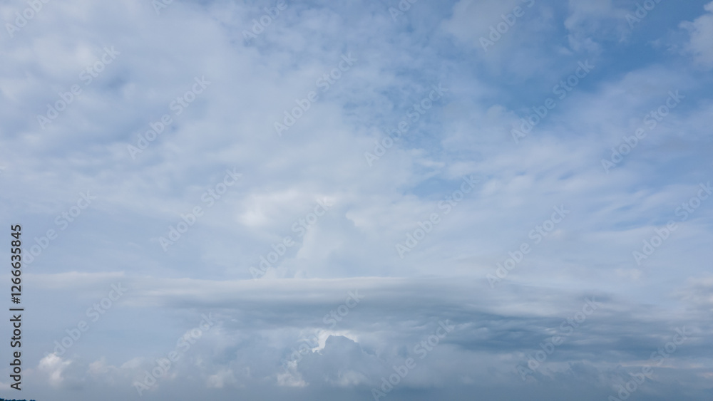 Fototapeta premium Expansive Cloud Formations with a Blue Sky Backdrop