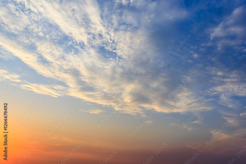 Obraz premium Colorful sunset sky with wispy clouds