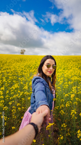 Garota no campo de canola