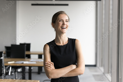 Fotografía Confident businesswoman standing with arms crossed in co-working office, laugh,