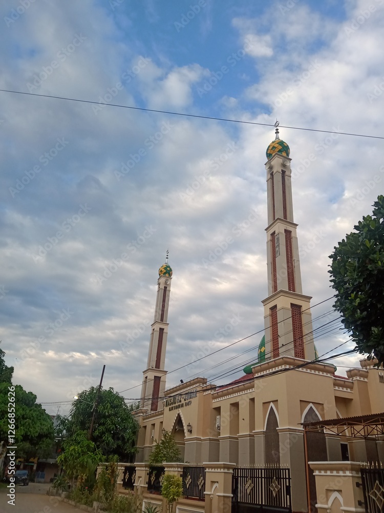 Obraz premium mosque with blue sky