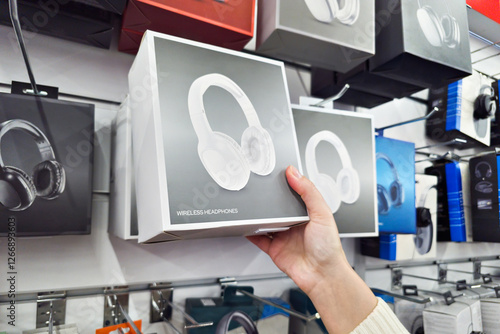 Cuadro en lienzo Headphones in hand in store