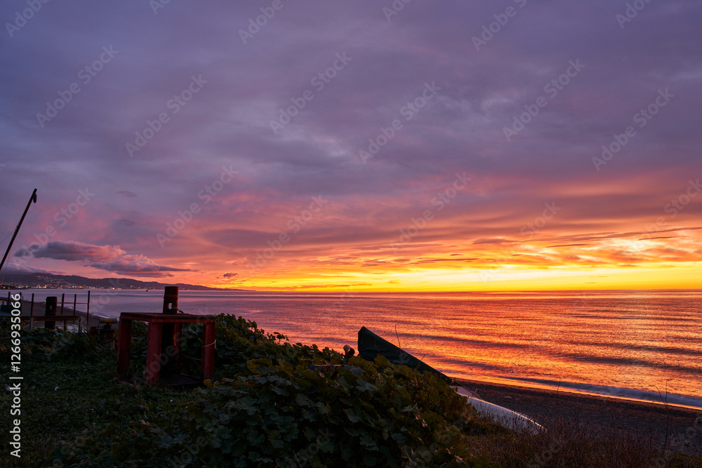 Fototapeta premium amanecer en la playa con nubes