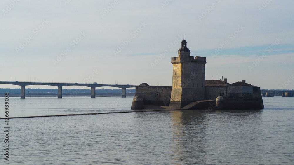 Zone portuaire à Bourcefranc-le-Chapus, avec une vue sur le pont de l'île d'oléron Zone portuaire à Bourcefranc-le-Chapus, avec une vue sur le pont de l'île d'oléron