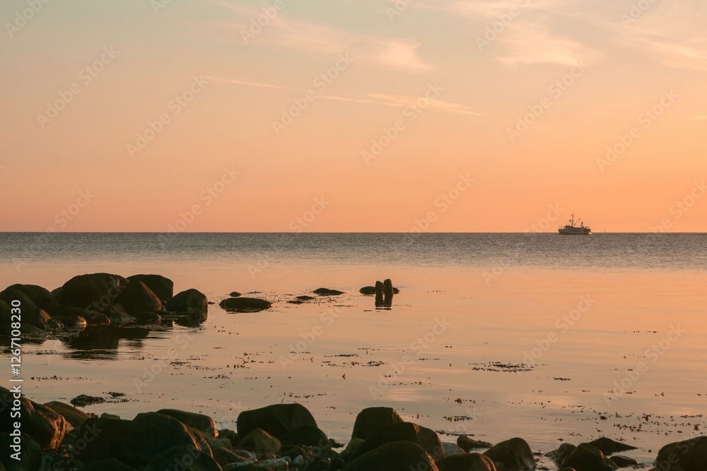 kleiner Fischkutter mit Stellnetzen an der Ostsee, Fangquoten, Küstenfischerei