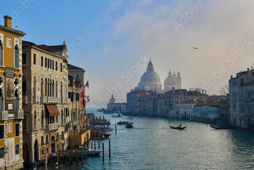 Fotografia Venise et canal grande avant la brume par un matin d'hiver